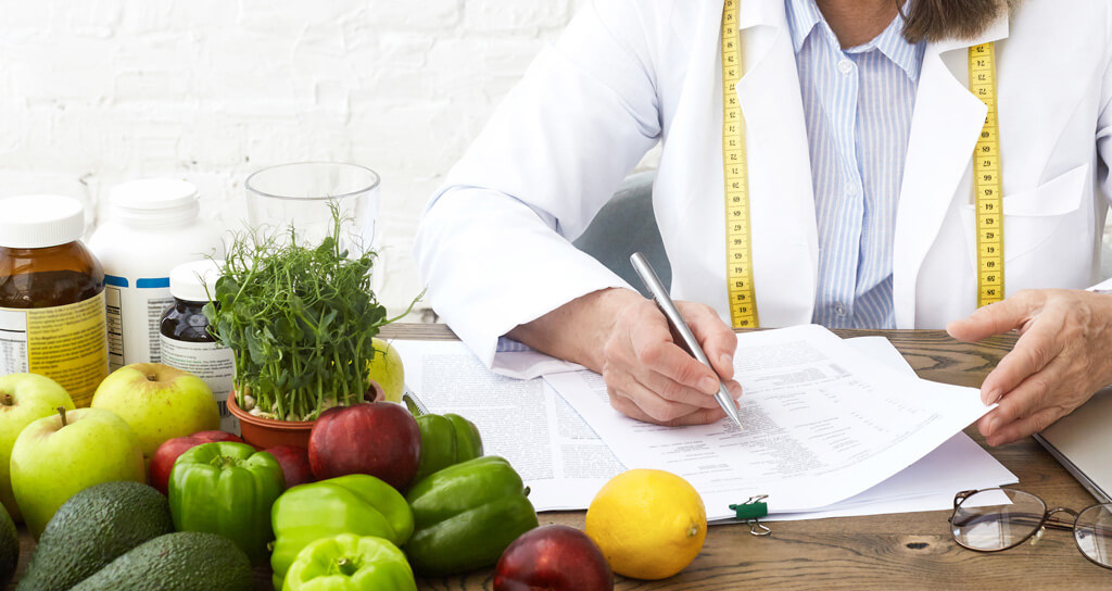 functional-medicine Functional Medicine - doctor helping with nutrition