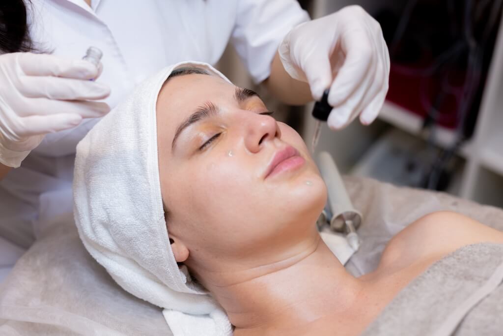 young-beautiful-girl-lies-beautician-s-table-receives-procedures Woman getting Platelet-derived exosomes facial